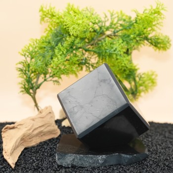 CUBE SUR SOCLE 70MM SHUNGITE AA